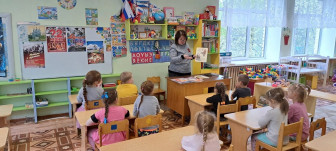 📚7 мая 2024 года дошкольники нашего детского сада, вместе с библиотекарем читали &quot;порохом пропахшие страницы&quot;.